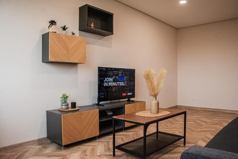 TV and multimedia, Living room, Seating area, Evening entertainment