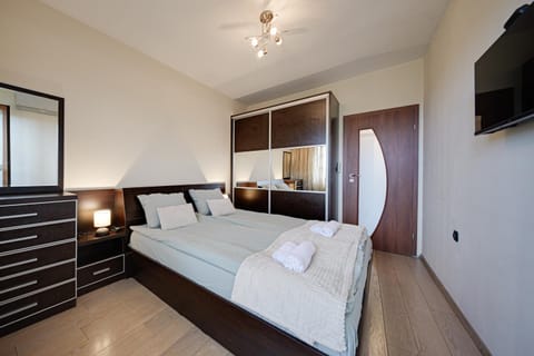 Bed, TV and multimedia, Bedroom, wardrobe