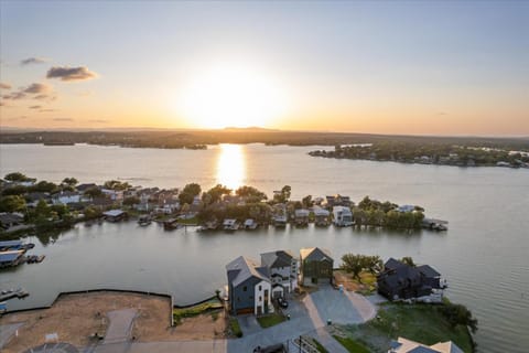 Lake RetreatSleeps 19-3 KING SuitesPoolHotTub House in Granite Shoals