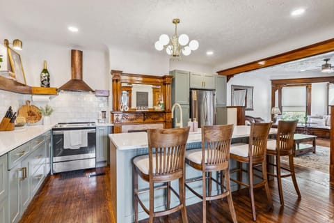 Meerkat Manor- 5 Min Drive to CLE Clinic House in Cleveland Heights