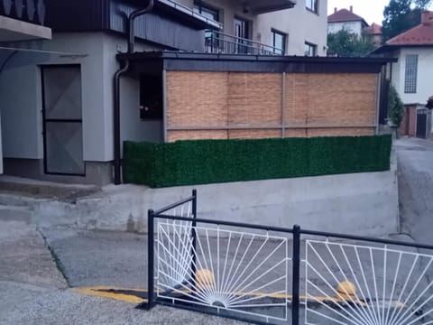 Property building, Neighbourhood, Balcony/Terrace, Street view