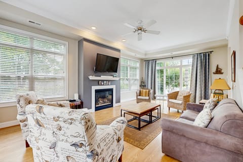 Beacon Court Condo F Apartment in Saugatuck