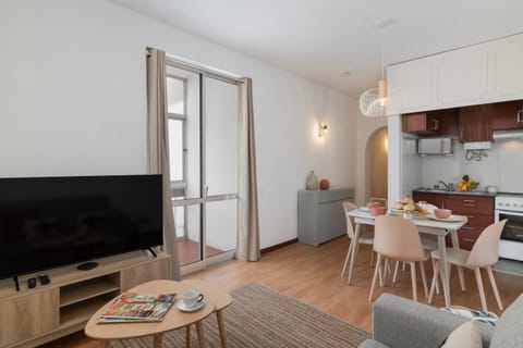 TV and multimedia, Kitchen or kitchenette, Living room, Seating area, Dining area, oven