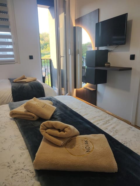 Bed, TV and multimedia, Photo of the whole room, Evening entertainment, towels