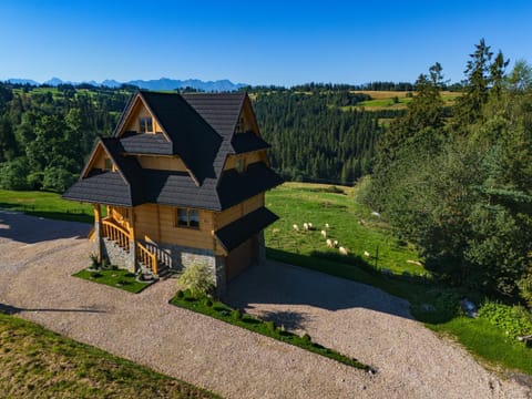 Property building, Nearby landmark, Day, Natural landscape, Landmark view, Mountain view