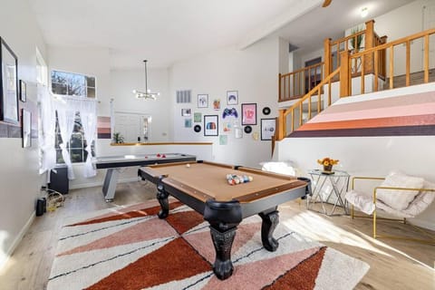 Game Room, Seating area