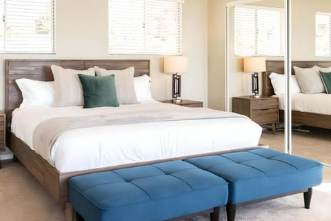 Seaside Serenity Stunning Oceanfront Retreat House in Sunset Cliffs