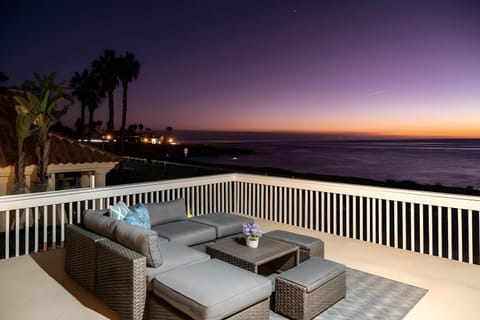 Seaside Serenity Stunning Oceanfront Retreat House in Sunset Cliffs