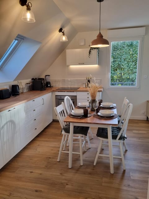Coffee/tea facilities, Kitchen or kitchenette, Dining area, stove