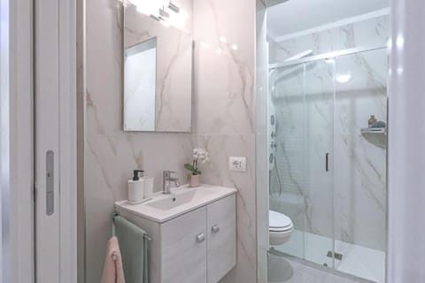 Como - Swiss border modern apt - AC & WiFi Apartment in Como