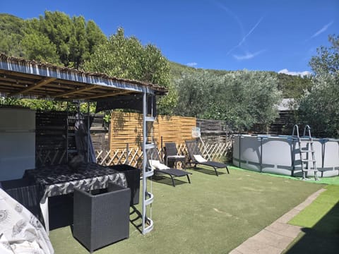 Charmant Mobil home avec piscine privative Chalet in Gémenos