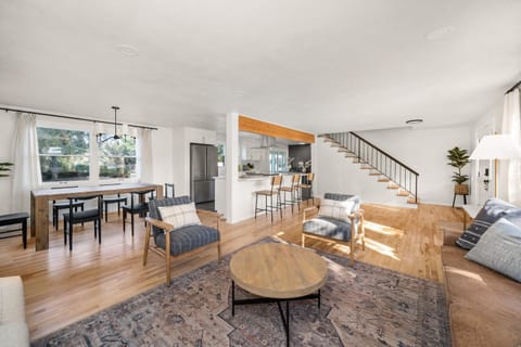 Beautiful 3 story villa with room for 17 people - outdoor POOL and indoor SAUNA House in Spokane