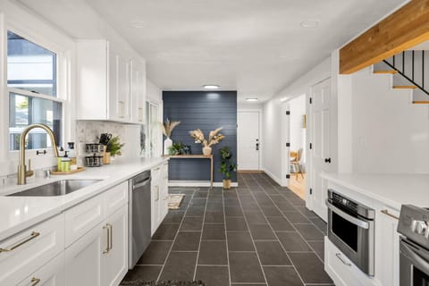 Beautiful 3 story villa with room for 17 people - outdoor POOL and indoor SAUNA House in Spokane