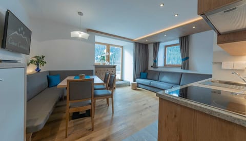 Kitchen or kitchenette, Living room, Seating area, Dining area, dishwasher, stove