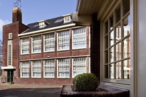Facade/entrance, Area and facilities