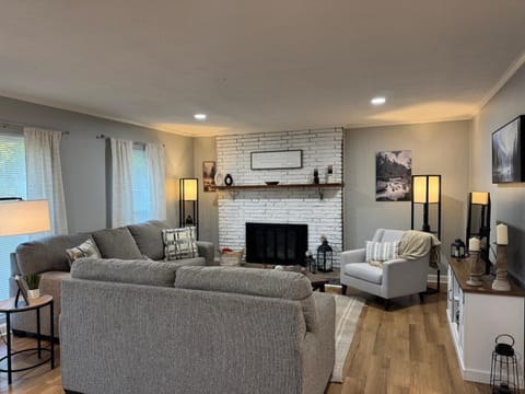 TV and multimedia, Living room, Seating area, Evening entertainment