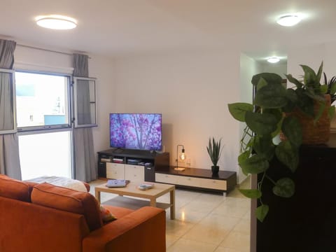 Communal lounge/ TV room, TV and multimedia, Living room, Seating area, Evening entertainment
