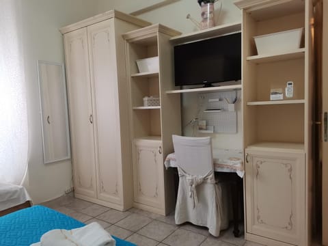 TV and multimedia, Photo of the whole room, Bedroom, wardrobe