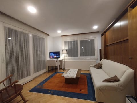 TV and multimedia, Living room, Seating area, Bedroom
