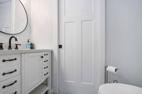 Sister Lakes Retreat Sleeps 17 Scenic View Hot Tub House in Sister Lakes