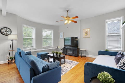 Communal lounge/ TV room, TV and multimedia, Living room, Seating area, Evening entertainment