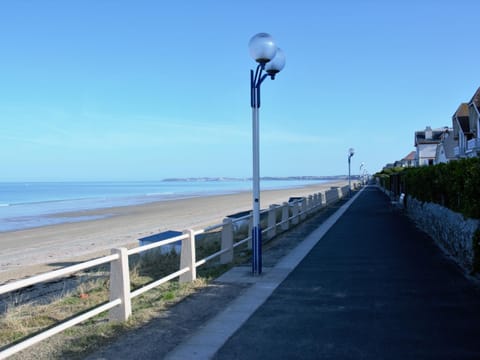 Tiny House bois avec terrasse, piscine, wifi, animaux admis, parking - 200m de la plage - FR-1-361A-88 House in Jullouville