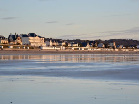 Tiny House bois avec terrasse, piscine, wifi, animaux admis, parking - 200m de la plage - FR-1-361A-88 House in Jullouville