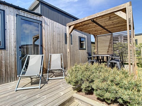 Tiny House bois avec terrasse, piscine, wifi, animaux admis, parking - 200m de la plage - FR-1-361A-88 House in Jullouville