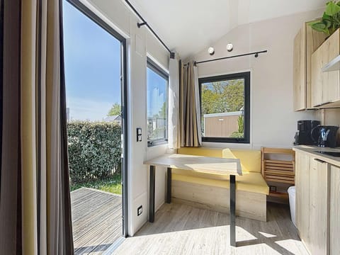 Tiny House bois avec terrasse, piscine, wifi, animaux admis, parking - 200m de la plage - FR-1-361A-88 House in Jullouville