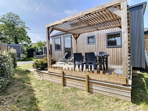 Tiny House bois avec terrasse, piscine, wifi, animaux admis, parking - 200m de la plage - FR-1-361A-88 House in Jullouville