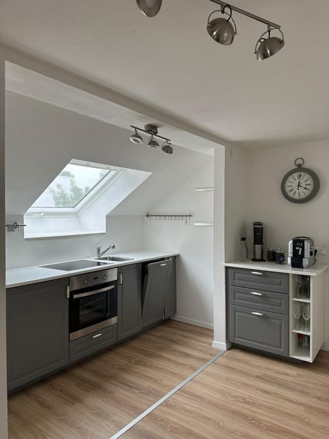 Coffee/tea facilities, Kitchen or kitchenette, stove, toaster