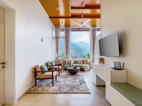 Natural landscape, TV and multimedia, Living room, Seating area, Evening entertainment, Mountain view