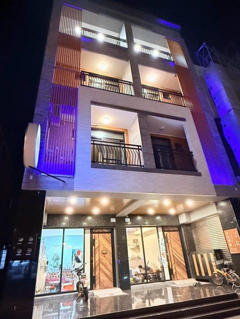 Property building, Night, View (from property/room), Balcony/Terrace