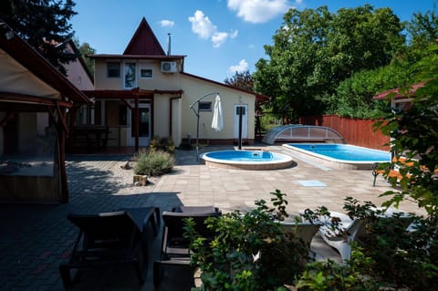 Property building, Patio, Day, Garden, Garden view, Pool view, Swimming pool, Swimming pool, sunbed