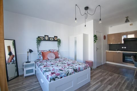 Kitchen or kitchenette, Bedroom