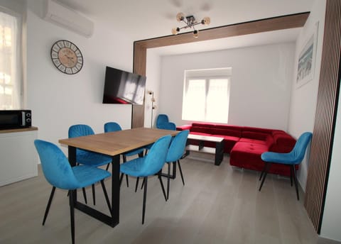 Communal lounge/ TV room, TV and multimedia, Living room, Seating area, Dining area, Evening entertainment