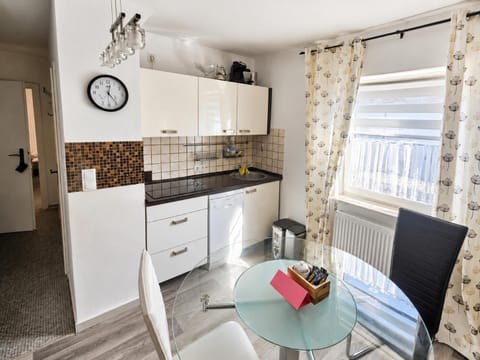 Kitchen or kitchenette, Seating area, Dining area, stove