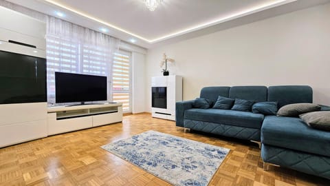 TV and multimedia, Living room, Seating area, Evening entertainment