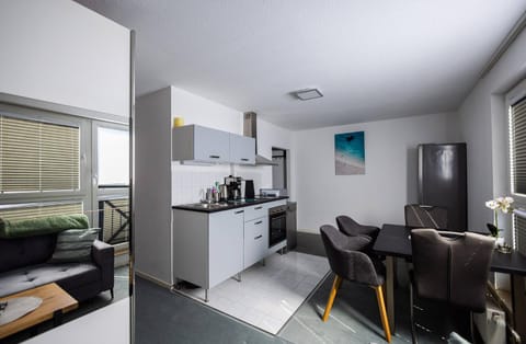 Kitchen or kitchenette, Living room, Photo of the whole room, Seating area, Dining area, oven, pet friendly, stove