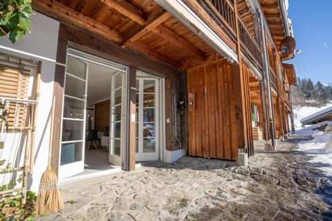 Property building, Day, Balcony/Terrace