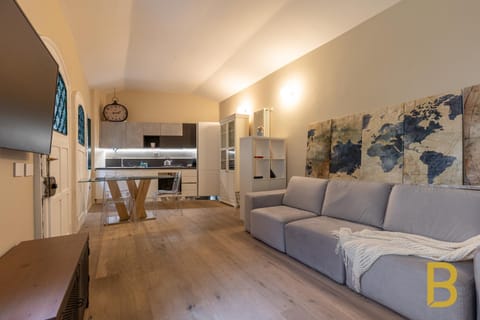 TV and multimedia, Kitchen or kitchenette, Living room, Seating area, Dining area