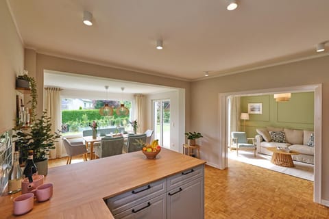 Kitchen or kitchenette, Living room, Seating area, Dining area