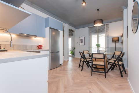 Kitchen or kitchenette, Dining area, oven, stove