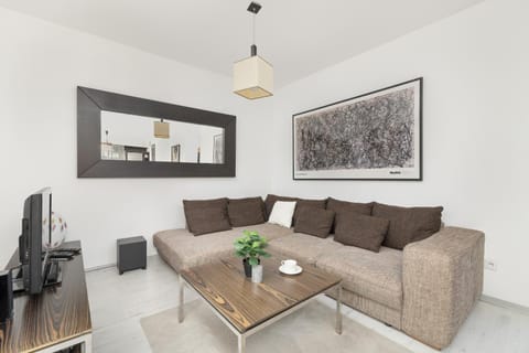 TV and multimedia, Coffee/tea facilities, Living room, Seating area, Evening entertainment