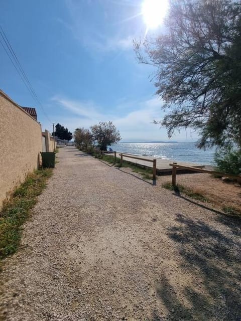 Appartement, vue sur l’étang, proche aéroport. Apartment in Provence-Alpes-Côte d'Azur