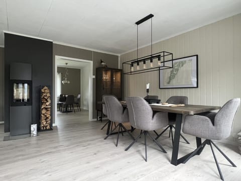 Living room, Seating area, Dining area, fireplace