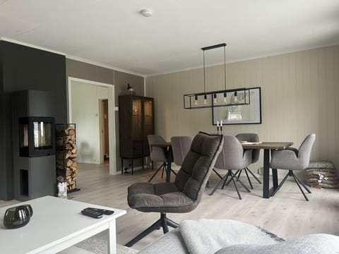 Living room, Seating area, Dining area, fireplace