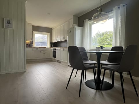 Kitchen or kitchenette, Dining area, kitchen