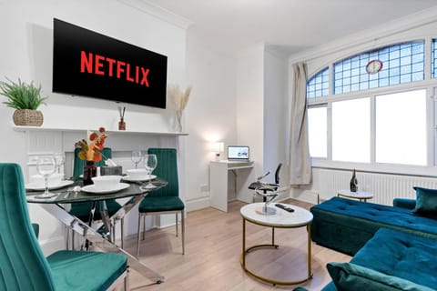 TV and multimedia, Seating area, Dining area