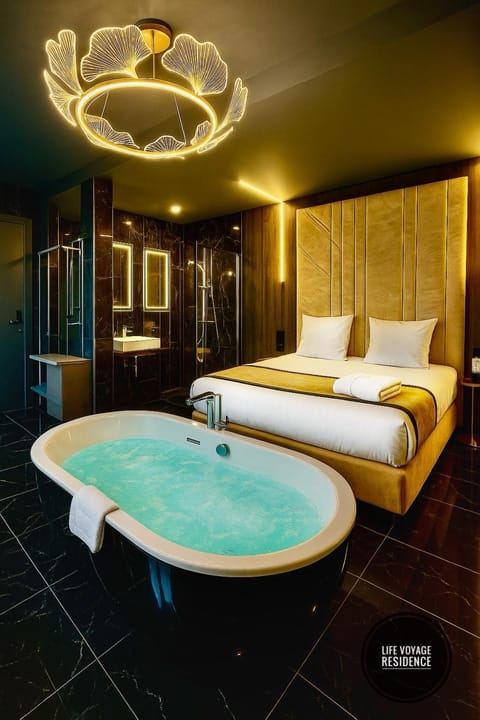 Hot Tub, Photo of the whole room